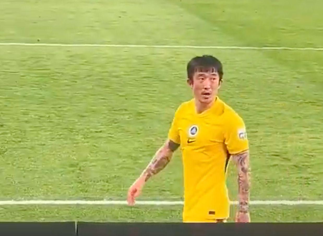 出手势, 了戴手铐的, 阿戈米禁区